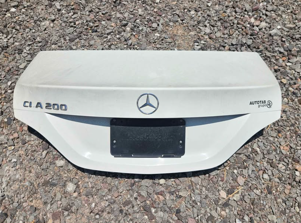 Tapa de cajuela blanca Mercedes-Benz CLA 200 2016